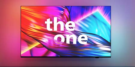Ein Fernsehbildschirm zeigt ein abstraktes, farbenfrohes Design mit den weißen Wörtern "the one" in der Mitte. Die Farben sind Rot, Blau, Lila und Gelb.