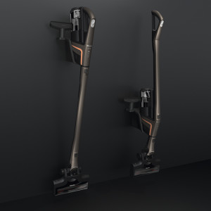 Zwei kabellose Staubsauger, stehend auf dunklem Grund, zeigen schlanke Designs mit Düsen und Griffen, die für Reinigungsaufgaben bereit sind.