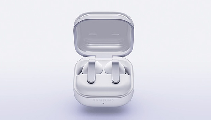 Die Galaxy Buds4 Pro, verstaut im offiziellen Ladeetui.