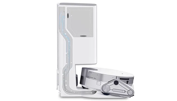 Ein weißer, automatischer Staubsauger steht neben einer weißen Ladestation auf einem weißen Hintergrund.