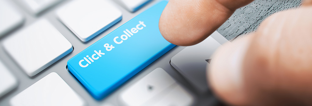 Nahaufnahme einer Hand, die eine blaue Taste mit der Aufschrift "Click & Collect" auf einer weißen Tastatur drückt.