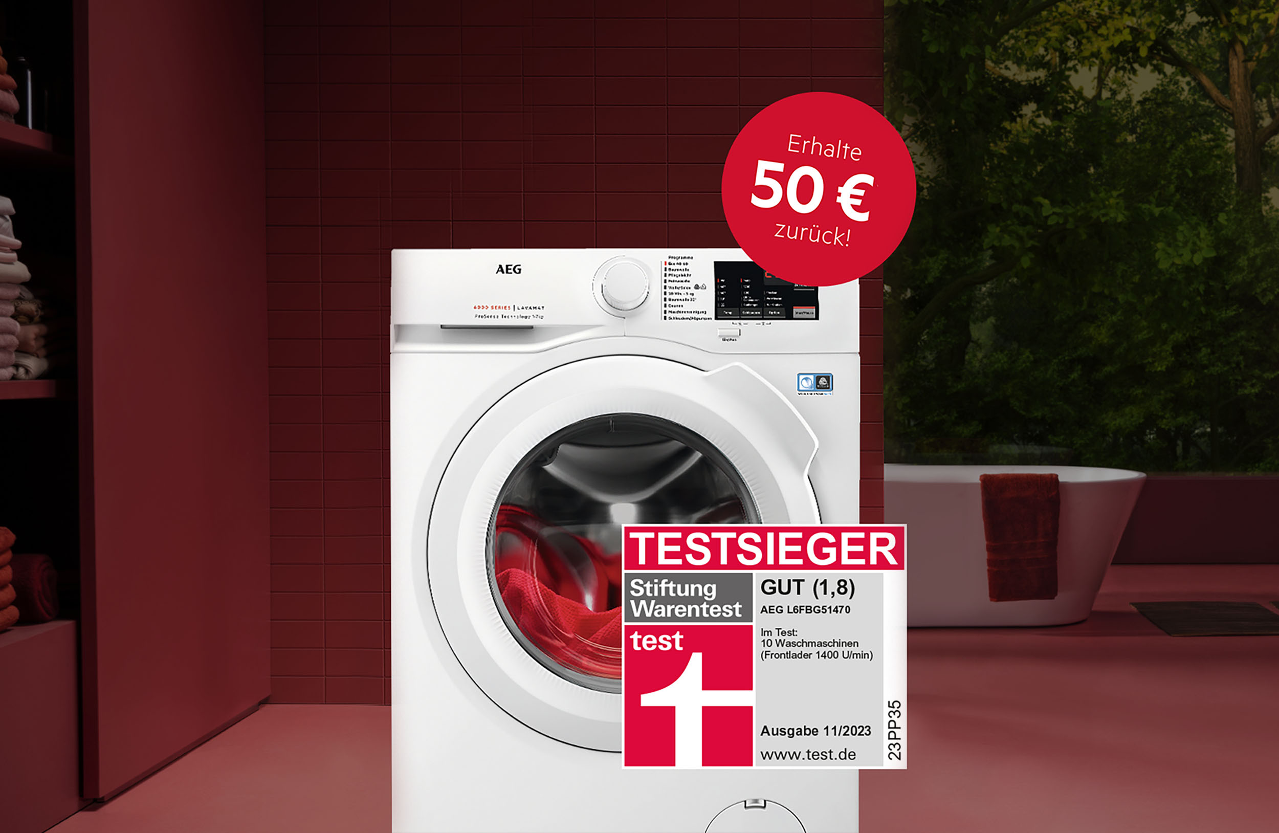 Eine weiße AEG Waschmaschine vor rotem Hintergrund, mit einem roten "Testsieger" Aufkleber und einem roten "50€ zurück!" Hinweis.