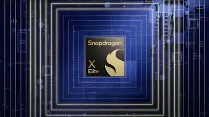Nahaufnahme eines Snapdragon X Elite Chips auf blauem Hintergrund mit Schaltkreismuster und hellen Linien.