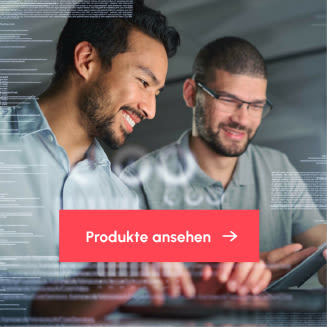 Zwei IT-Spezialisten arbeiten lächelnd gemeinsam an einem Laptop, überlagert von Programmiercode; im Vordergrund ein Button mit der Aufschrift „Produkte ansehen“.