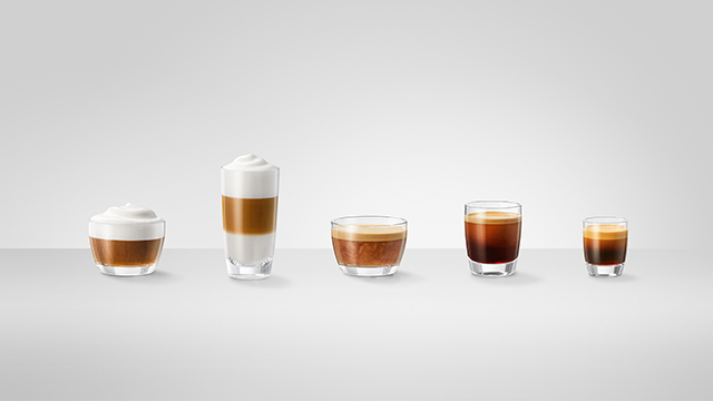 Fünf Gläser mit Kaffeevariationen auf weißem Grund: Espresso, Cappuccino und Latte Macchiato.