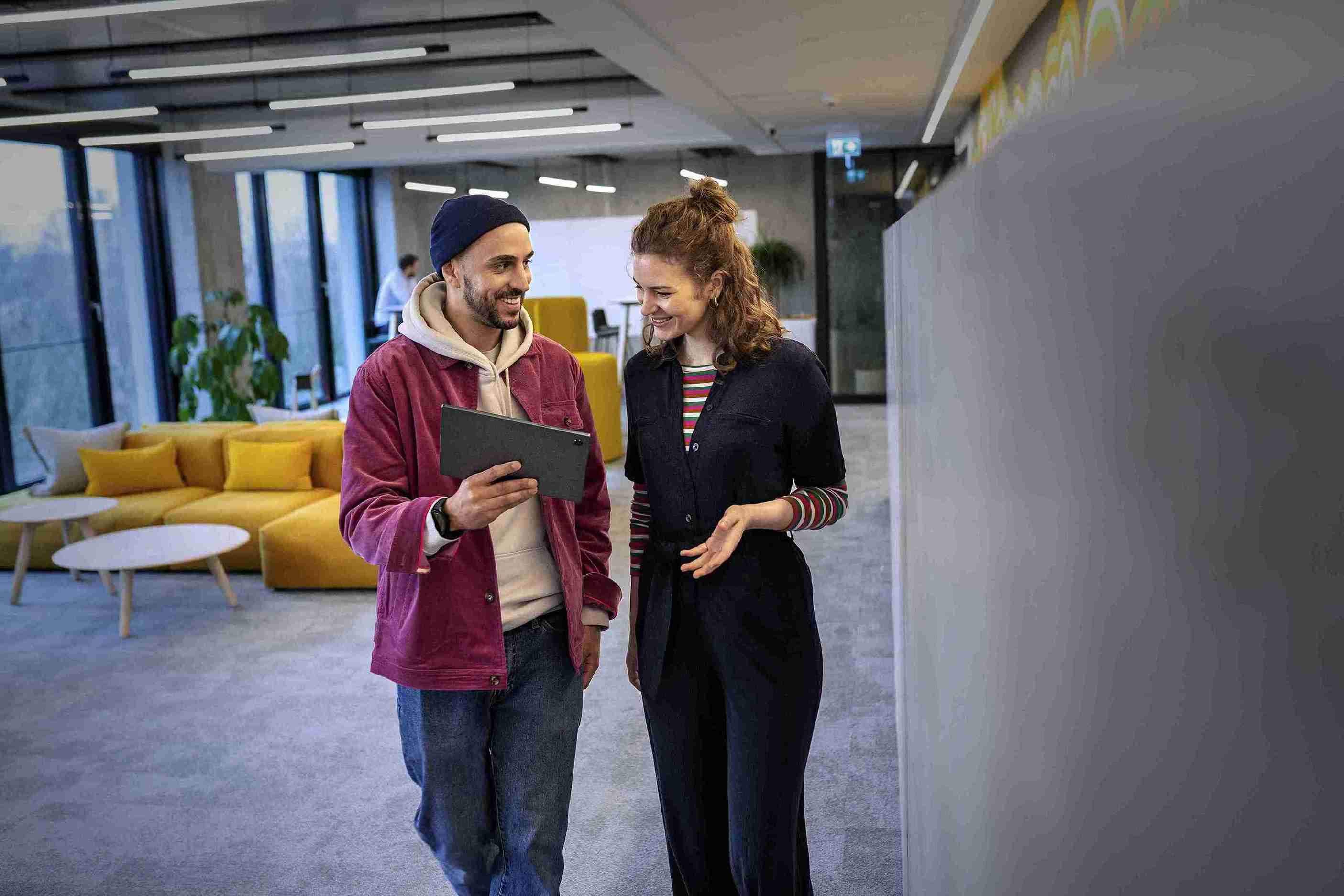 Mitarbeiter besprechen Projekt auf einem Tablet.