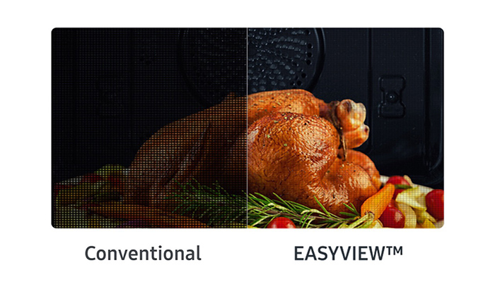 Ein Vergleich zwischen herkömmlicher und EasyView-Ofenansicht zeigt ein Brathähnchen mit Gemüse. Die EasyView-Ansicht ist klarer.