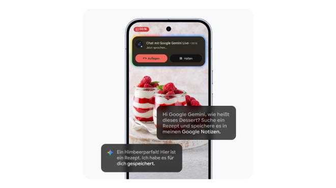 Smartphone mit geöffneter Google Gemini Live-App zeigt eine Kleiderstange mit verschiedenen Kleidungsstücken. Eine Sprechblase fragt: „Ich bin später auf ’ner Premiere im Freiluftkino. Was kann ich hiervon dafür anziehen?“ Die Antwort von Gemini lautet: „Das Kleid sieht super aus. Und du könntest noch die Jacke dazu kombinieren, falls es etwas kühler wird.“