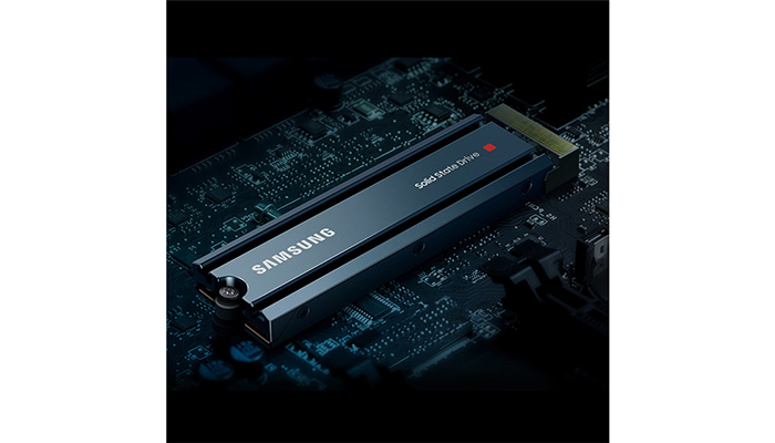 Eine Samsung Solid State Drive liegt auf einer Leiterplatte. Das Laufwerk ist schwarz mit silbernen Beschriftungen.