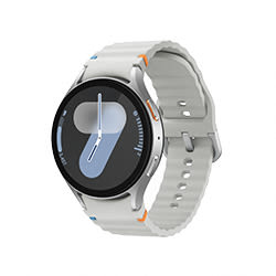 Eine silberne Smartwatch mit einem runden, schwarzen Display und einem grauen Armband vor einem weißen Hintergrund.