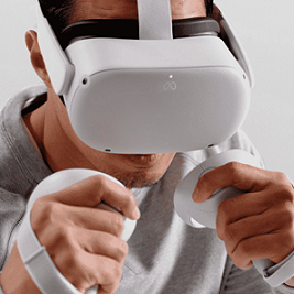 Ein Mann der die Meta Quest 2, 256 GB, VR Brille spielt 