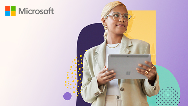 Frau mit Brille hält Tablet vor lila, gelbem und türkisfarbenem Hintergrund mit Microsoft-Logo.
