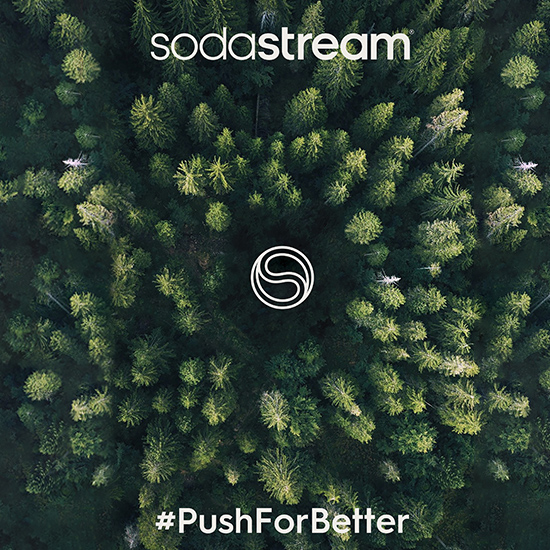 Luftaufnahme eines grünen Waldes mit SodaStream-Logo und dem Slogan "#PushForBetter".