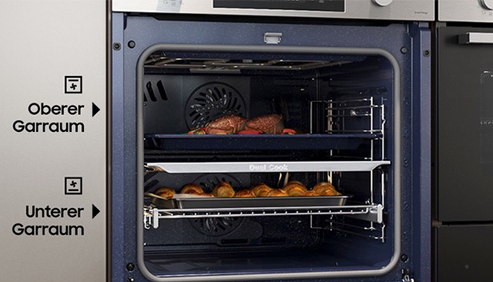 Ein offener, blauer Samsung-Ofen mit zwei Ebenen. Oben Fleisch, unten Gebäck. Beschriftungen: "Oberer Garraum" und "Unterer Garraum".