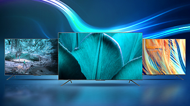 Drei Fernseher zeigen Naturbilder vor blauem Hintergrund mit Lichteffekten.