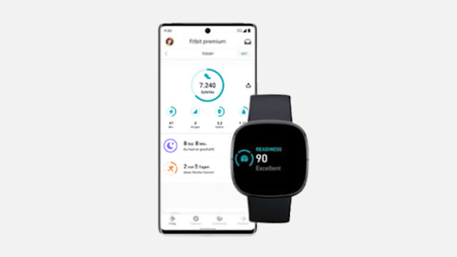 Smartwatch und Smartphone zeigen Fitbit Premium