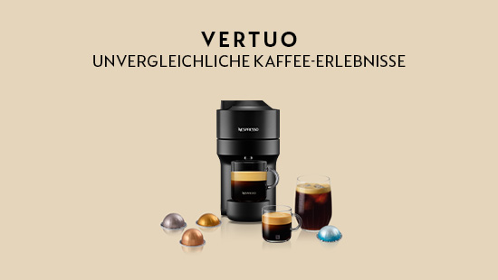 Zu sehen sind eine schwarze Kaffeemaschine, Kaffeekapseln in Silber, Gold, Bronze und Blau sowie drei Gläser mit Kaffee.