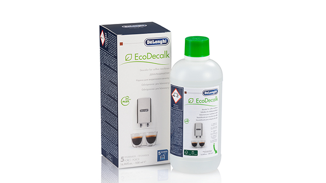 Eine Flasche und eine Verpackung von DeLonghi EcoDecalk Entkalker vor einem weißen Hintergrund.