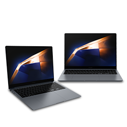 Zwei geöffnete graue Laptops stehen vor einem weißen Hintergrund und zeigen abstrakte Grafiken auf ihren Bildschirmen.