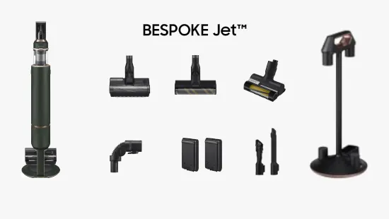 Eine Nahaufnahme eines BESPOKE Jet Staubsaugers mit verschiedenen Düsen und einer Ladestation auf einem weißen Hintergrund.
