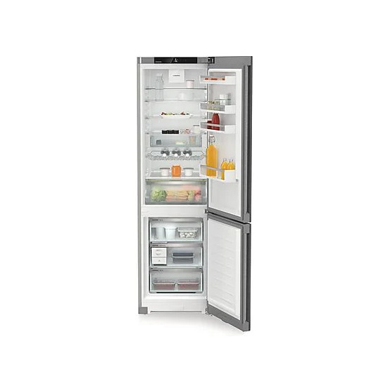 Geöffneter, grauer Kühlschrank mit Lebensmitteln auf Regalen und in Behältern im Innenraum. Die Tür ist teilweise geöffnet.