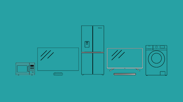 Eine Mikrowelle, zwei Fernseher, ein Kühlschrank und eine Waschmaschine auf blaugrünem Hintergrund.