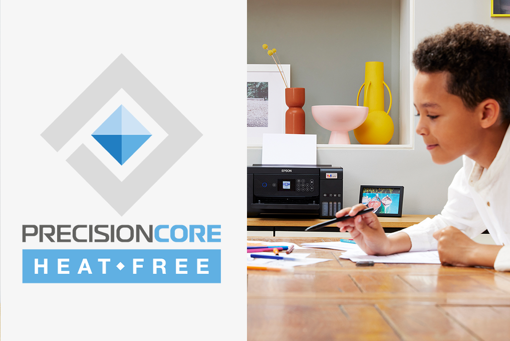 Logo links, Junge zeichnet am Tisch mit Drucker im Hintergrund, Vasen auf Regal.