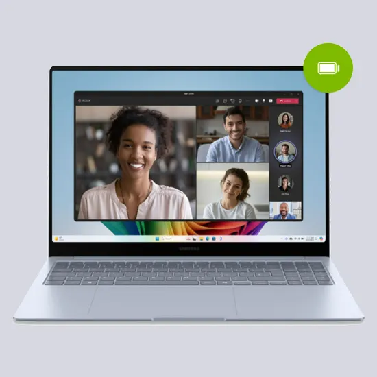 Ein Laptop zeigt einen Videoanruf mit vier Personen auf dem Bildschirm und ein grünes Batteriesymbol.