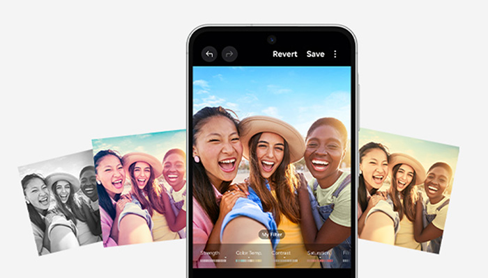 Ein Smartphone-Display zeigt ein Foto von drei lachenden Personen am Strand, umgeben von weiteren Fotos in Farbe und Schwarzweiß.