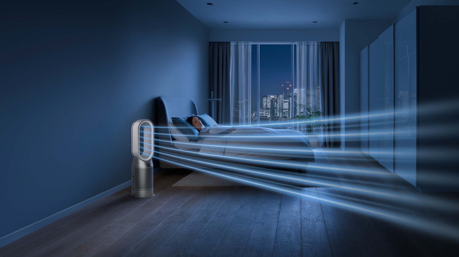 In einem blauen Raum schläft eine Person im Bett, während ein Turmventilator Luftströme erzeugt. Im Hintergrund sind Gebäude sichtbar.