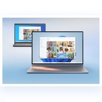 Zwei Laptops zeigen eine Fotogalerie auf dem Bildschirm, vor einem hellblauen Hintergrund.