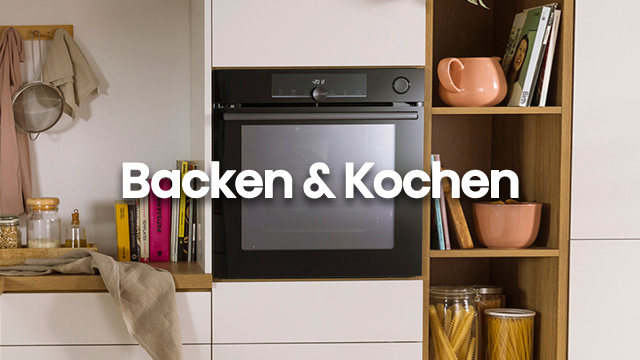 Einbauküche mit Backofen, Regal mit Kochbüchern und Vorratsgläsern. Kochutensilien hängen an der Wand. Text: Backen & Kochen.