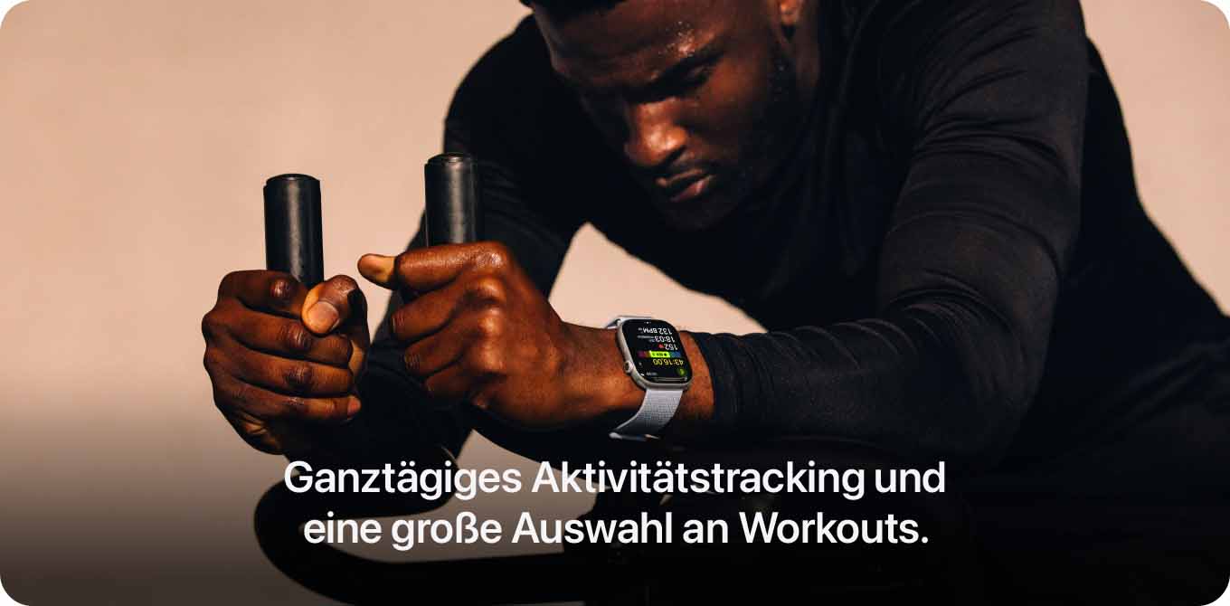 Ein Mann hält zwei schwarze Stangen und trägt eine silberne Smartwatch mit einem grünen Bildschirm.