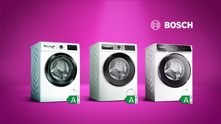 Drei Bosch Waschmaschinen auf magentafarbenem Hintergrund und weißem Bosch Logo. Bei allen Waschmaschinen ist ein Label für die Energieeffizienzklasse A angebracht.