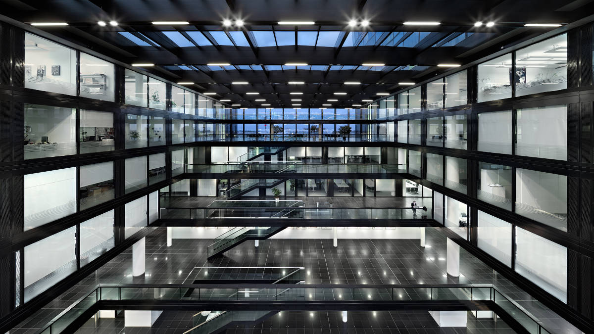 Roter Hintergrund mit dem weißen Wort "Platzhalter" und der weißen Auflösung "1200 x 675" darunter.