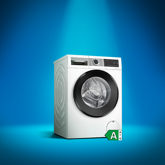 Bosch Waschmaschine der Serie 6 auf blauem Hintergrund mit einem Label der Energieeffizienzklasse A.