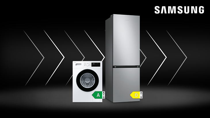 Samsung Hausgeräte: Weiße Waschmaschine und silberner Kühlschrank mit Gefrierfach vor schwarzem Hintergrund mit weißen Pfeilen, jeweils mit Energieeffizienzlabel und Samsung Logo oben rechts.