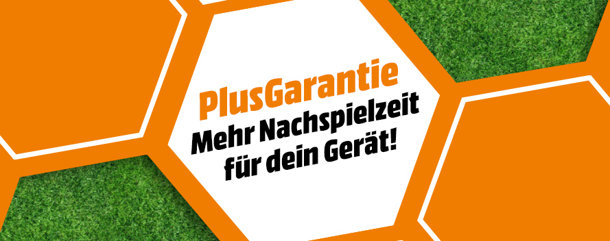 Ein Mann mit Kopfhörern sitzt auf einer Waschmaschine mit Wäsche, vor einem Hintergrund mit dem Wort "SICHER".