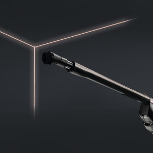 Schwarzes Mikrofon vor dunklem Hintergrund mit rotem, würfelförmigem Lichteffekt. Das Mikrofon ist auf einem Stativ montiert.