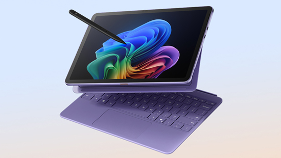 Ein Tablet mit Stift liegt auf einer lila Tastatur. Der Bildschirm zeigt ein buntes, abstraktes Blumenmuster.