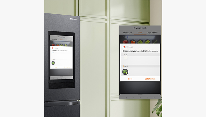 Ein grauer Samsung-Kühlschrank mit Bildschirm zeigt eine Lebensmittelerkennungs-App neben einer App auf einem separaten Bildschirm.