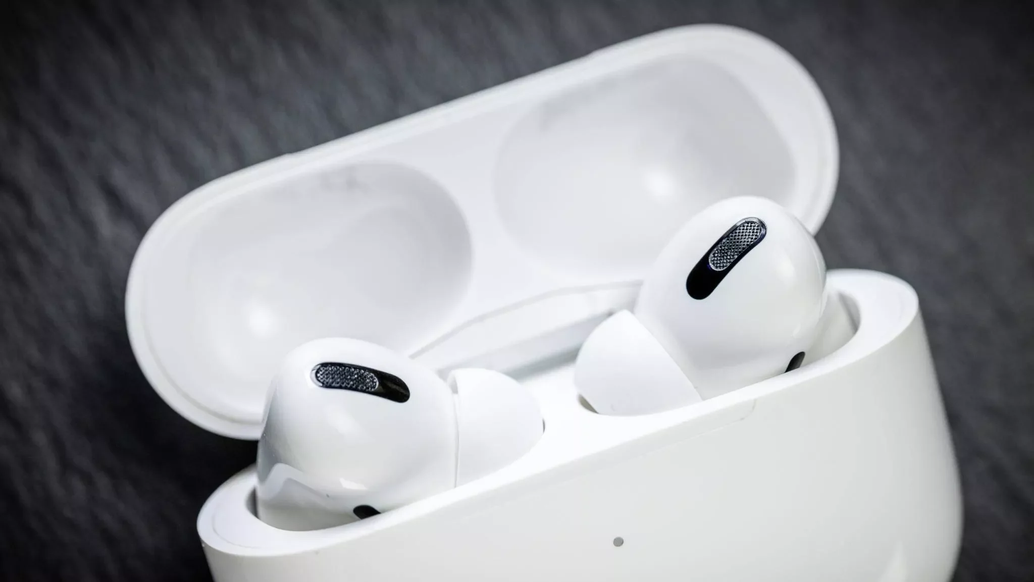 Weiße AirPods befinden sich im weißen Ladecase.