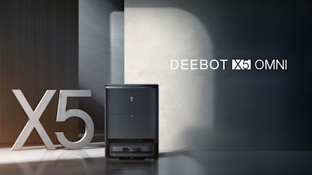 Ein Ecovacs Deebot X5 Omni Staubsauger Roboter steht neben einer großen X5-Skulptur in einem Werbebild.