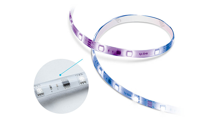 Eine gewundene, flexible LED-Lichtleiste in Blau-Violett mit quadratischen Aussparungen auf weißem Hintergrund. Ein Detailbild zeigt die Elektronik.