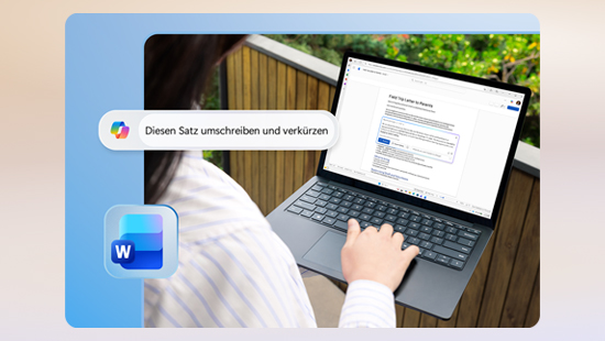 Eine Person sitzt draußen und arbeitet an einem Laptop, auf dem Microsoft Word geöffnet ist. Auf dem Bildschirm ist eine Textpassage mit einer Copilot-Funktion zu sehen, die vorschlägt: „Diesen Satz umschreiben und verkürzen“. Links unten ist das Word-Logo eingeblendet.