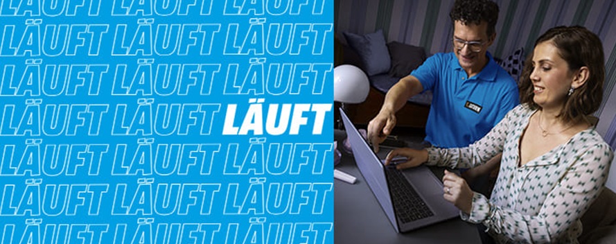 Ein Mann und eine Frau arbeiten an einem Laptop. Im Hintergrund befindet sich ein blaues Muster mit dem Wort "LÄUFT".