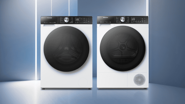 Zwei weiße Waschmaschinen mit schwarzen runden Türen stehen vor einem blauen Hintergrund.