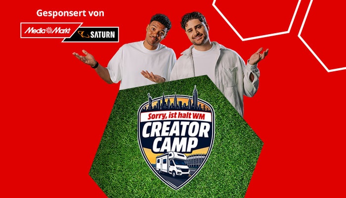 Zwei Creator vor dem Creator-Camp-Logo, gesponsert von MediaMarkt Saturn.
