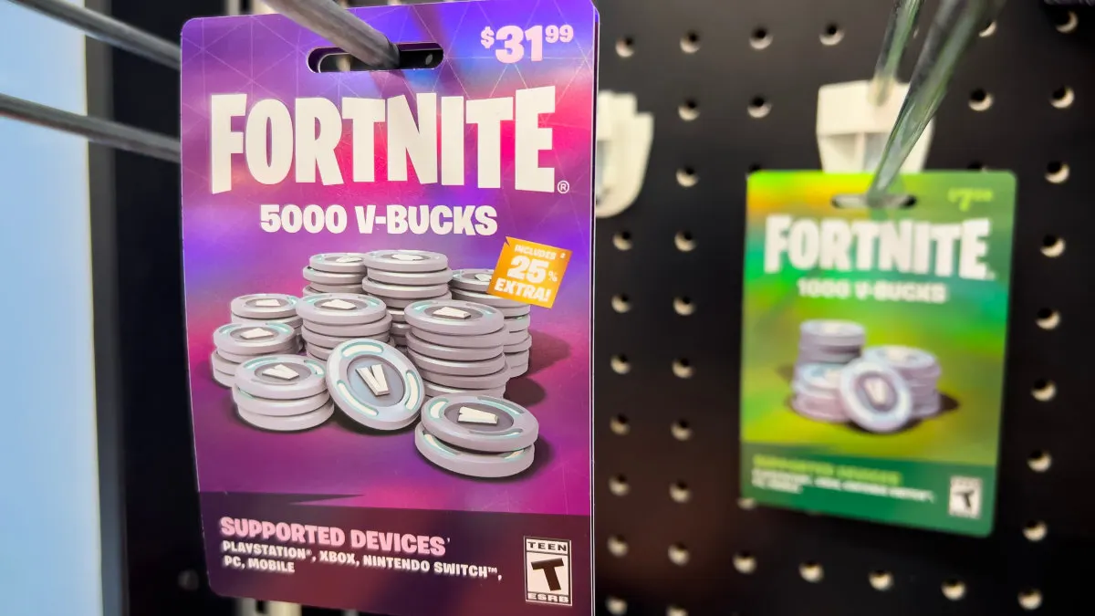 Eine Nahaufnahme zeigt zwei Fortnite-Geschenkkarten, die an einer Ladenwand hängen, mit dem Preis von 31,99 $ auf der ersten Karte.