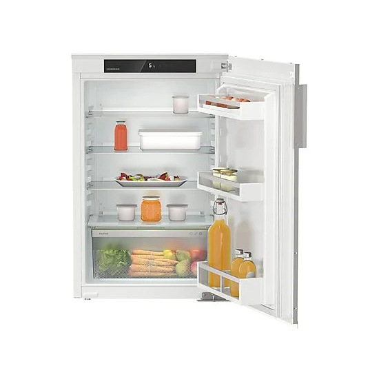 Ein geöffneter, weißer Kühlschrank zeigt Regale mit Lebensmitteln, darunter Gemüse, Getränke und verschiedene Behälter.